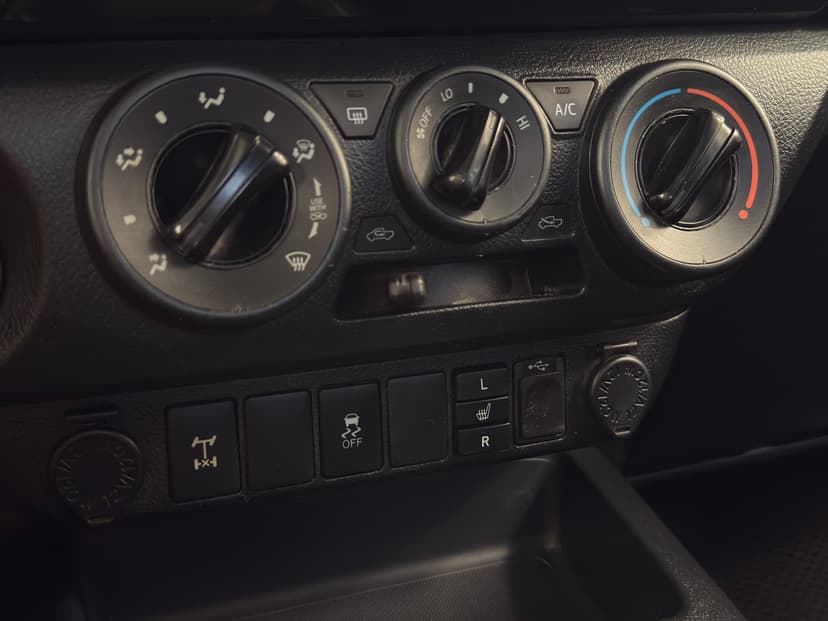 Toyota Hilux с пробегом, 2015 год, Волгоград, 2.4 дизель, Механика - вид 14