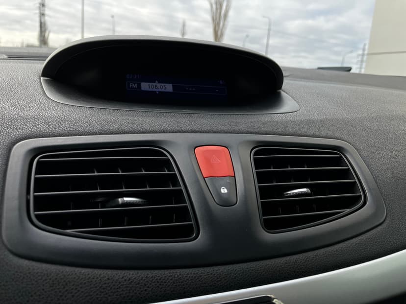 renault-fluence-2011-982-10