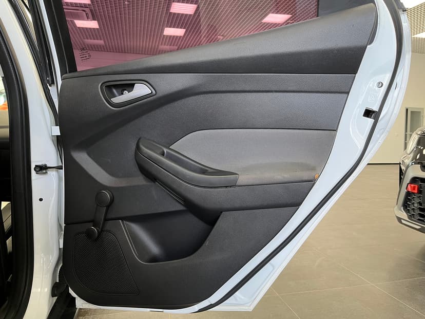 ford-focus-2012-25-21