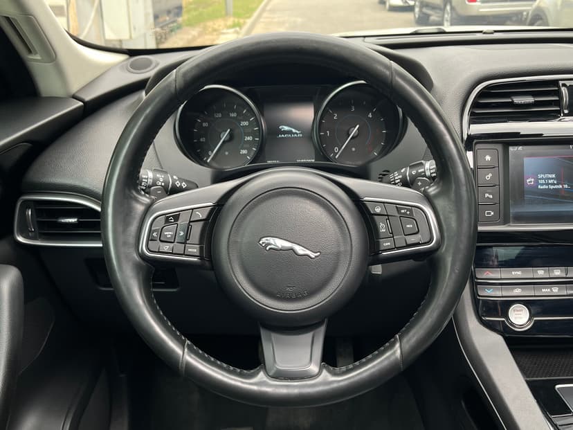 jaguar-f-pace-2016-31-13