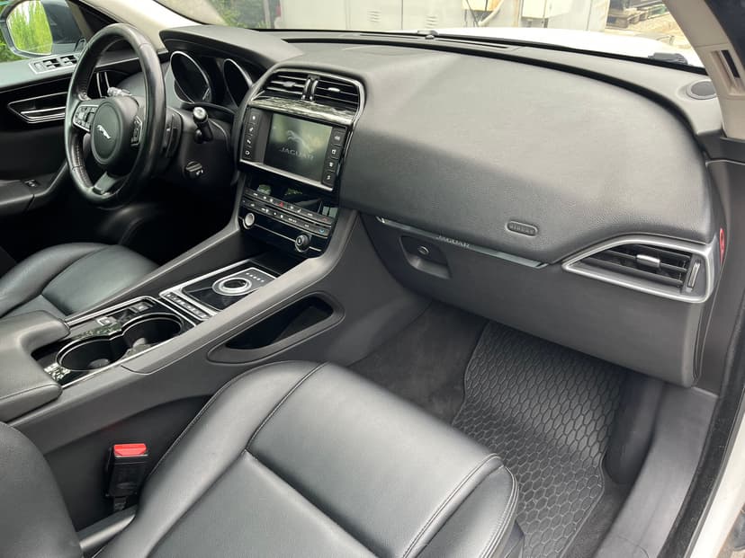 jaguar-f-pace-2016-31-30