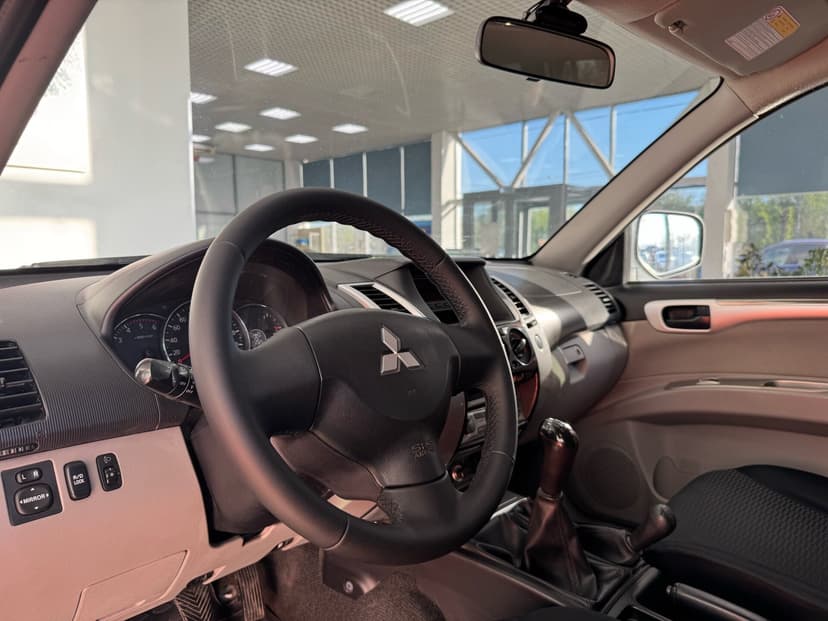 mitsubishi-pajero sport-2010-113-12