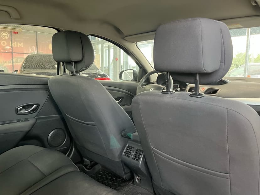 renault-fluence-2010-128-21