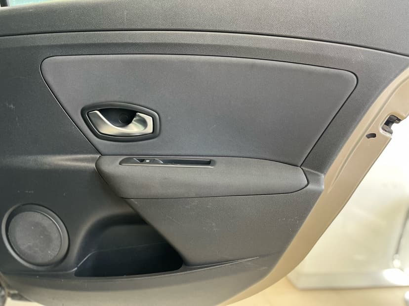renault-fluence-2010-128-27