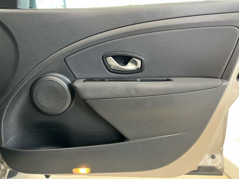 renault-fluence-2010-128-25