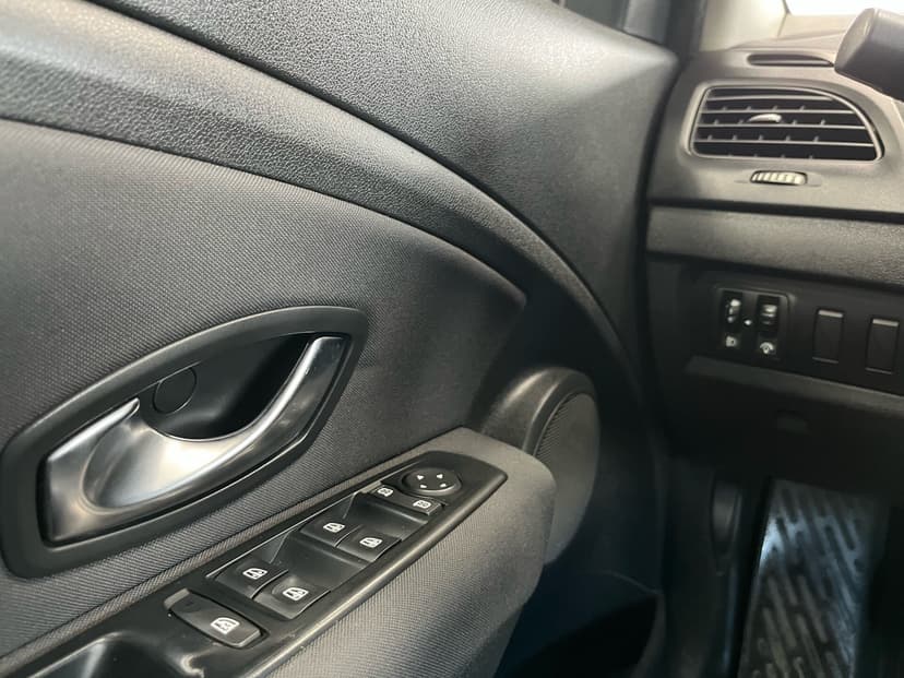 renault-fluence-2010-128-15