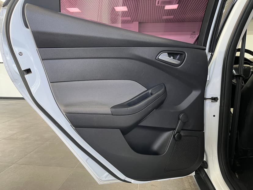 ford-focus-2012-25-19