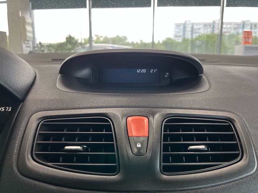 renault-fluence-2010-128-11