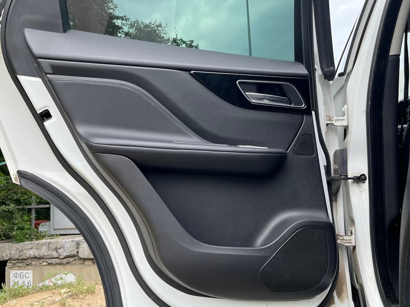 jaguar-f-pace-2016-31-26