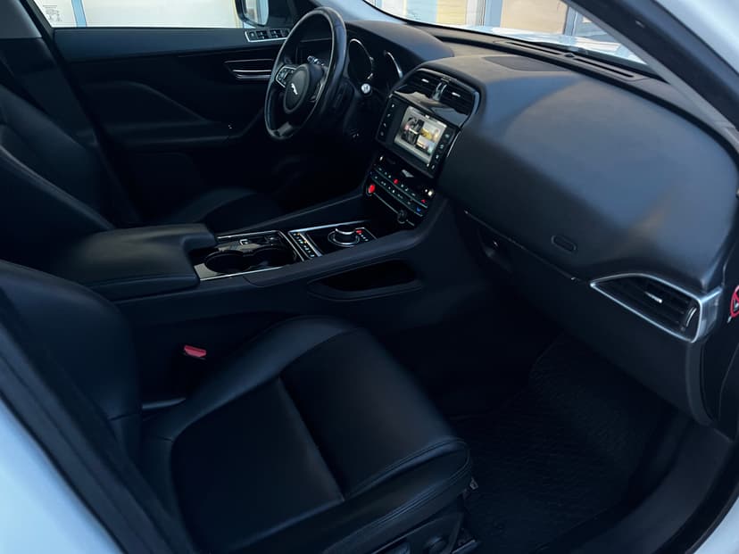 jaguar-f-pace-2016-31-30