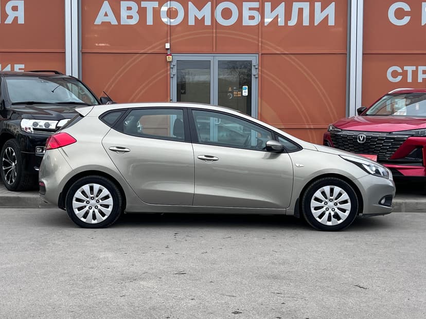 KIA Ceed с пробегом, 2015 год, Волгоград, 1.6 бензин, Механика - вид 4