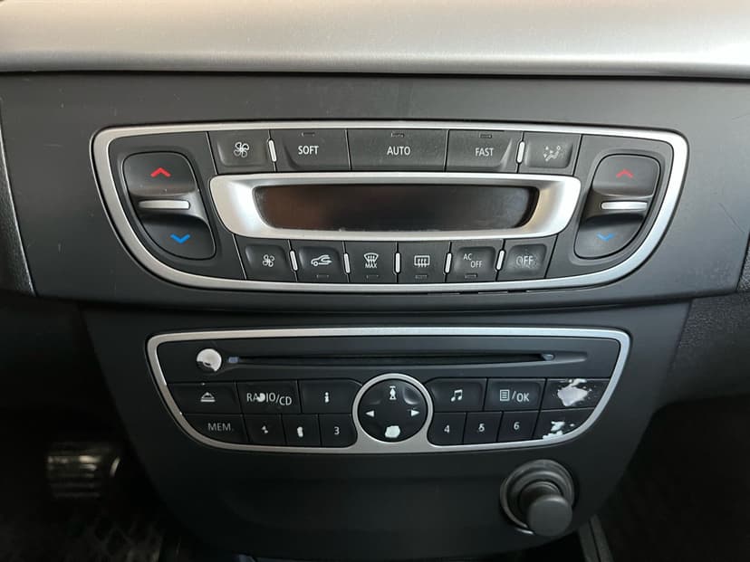 renault-fluence-2010-128-12