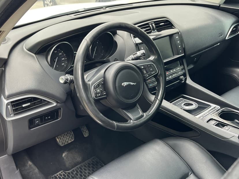 jaguar-f-pace-2016-31-22