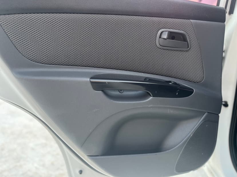 kia-rio-2011-1011-23