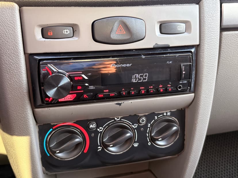 renault-symbol-2009-427-14