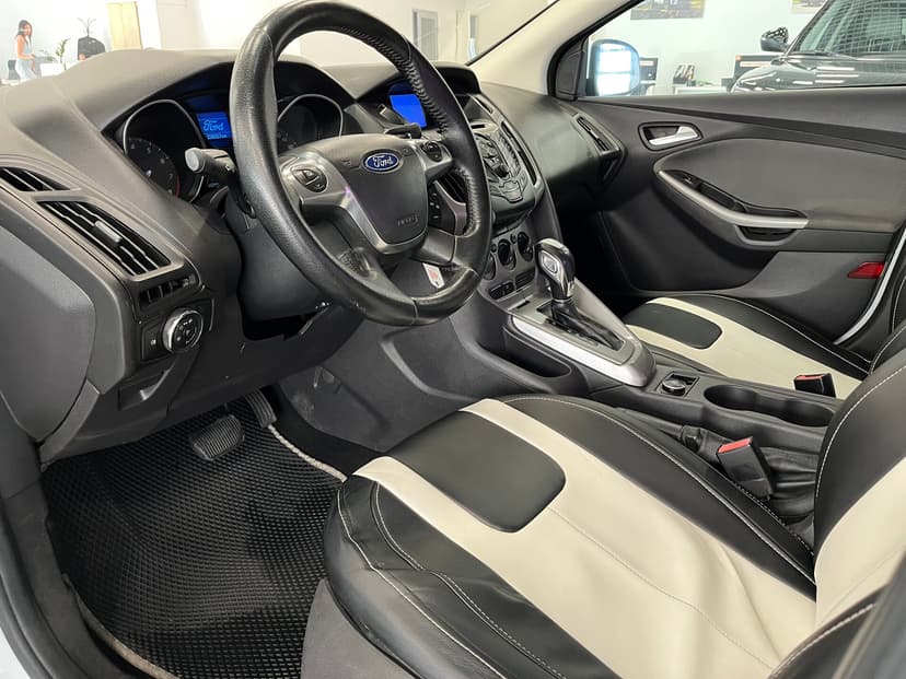 ford-focus-2012-25-18