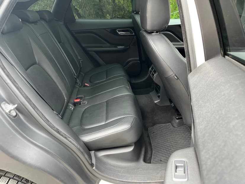 jaguar-f-pace-2016-31-27