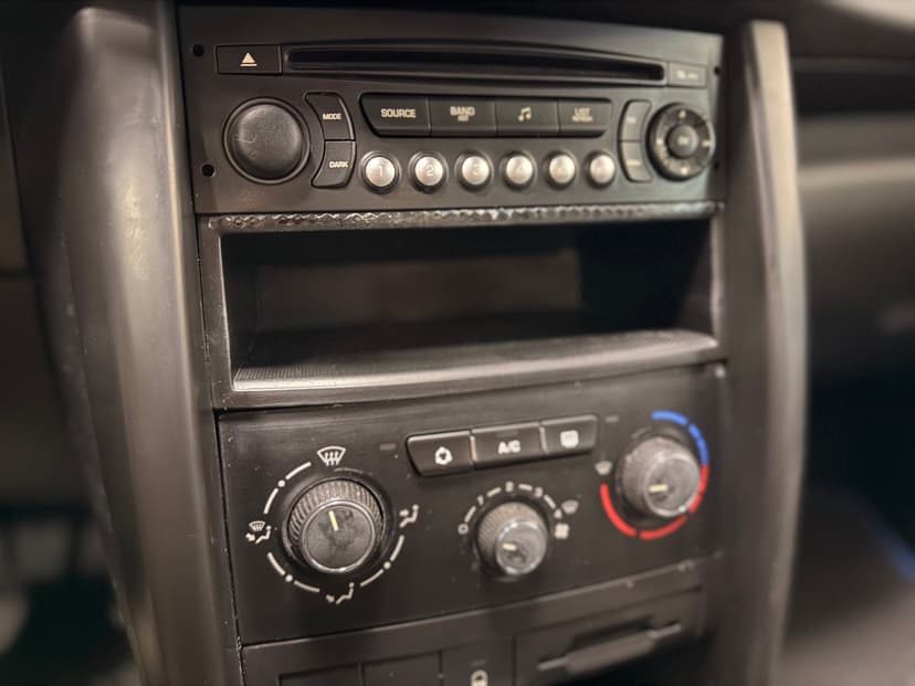 peugeot-207-2010-846-15