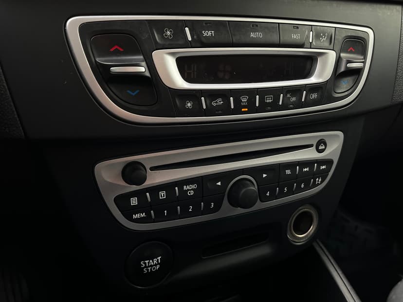 renault-fluence-2011-982-11