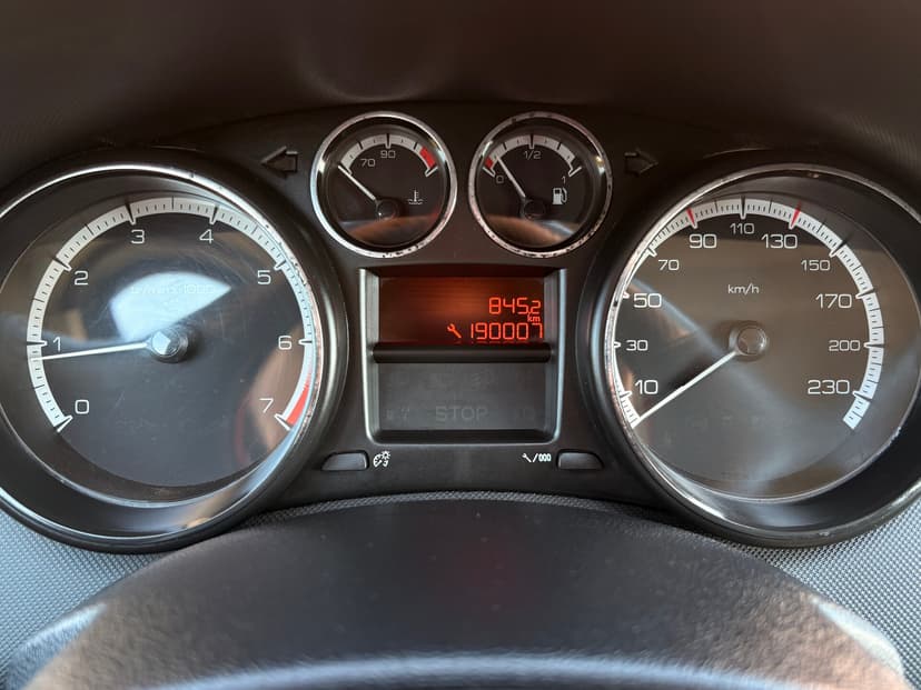 peugeot-308-2011-493-12