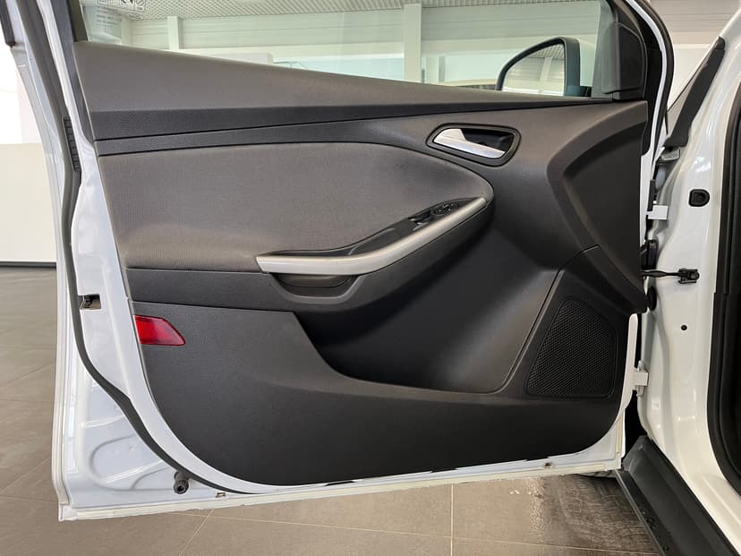 ford-focus-2012-25-16