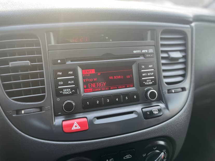 kia-rio-2011-1011-12