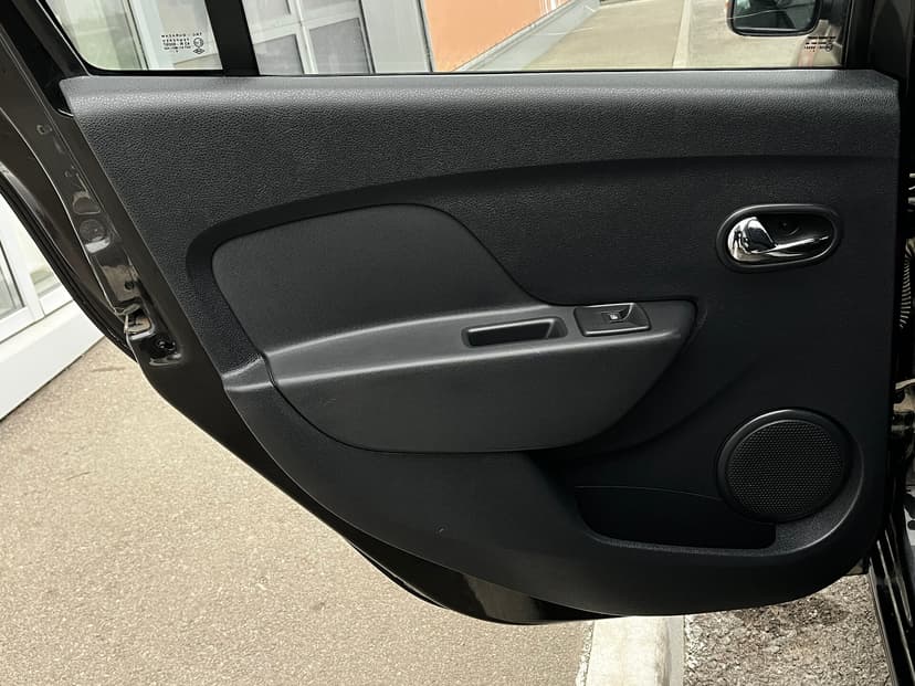 renault-logan-2015-769-16