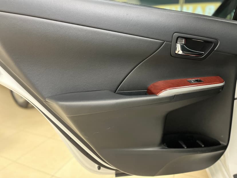 toyota-camry-2012-1224-27