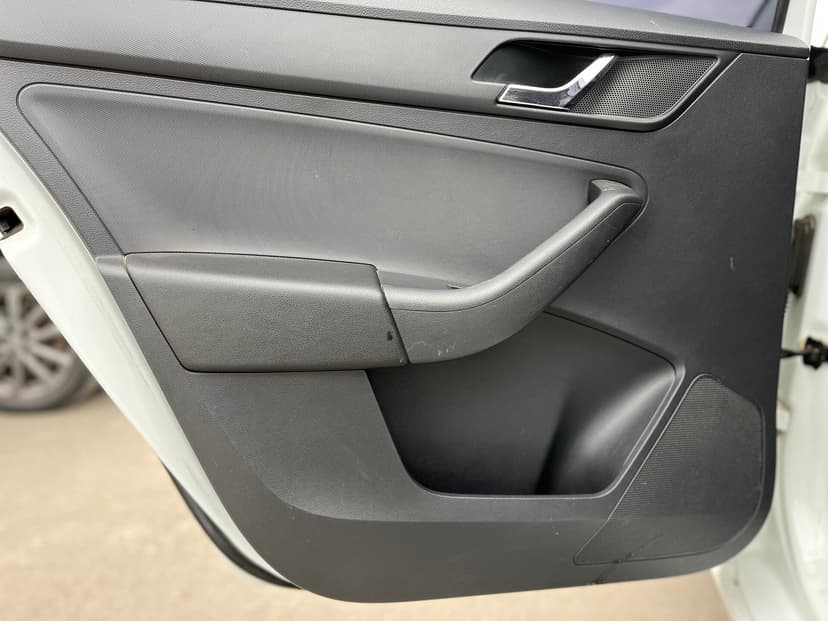 skoda-rapid-2014-1397-23