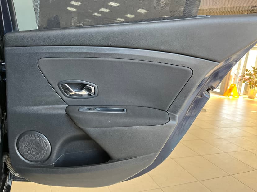 renault-fluence-2012-1398-23