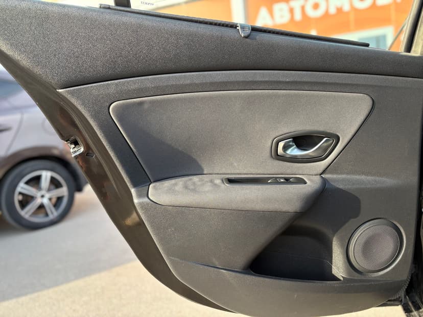 renault-fluence-2010-248-25