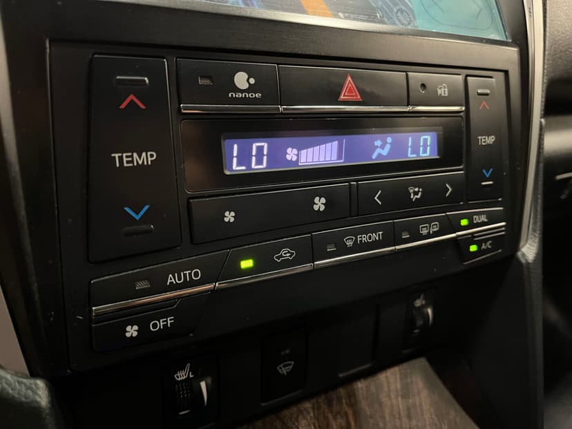toyota-camry-2017-56-16