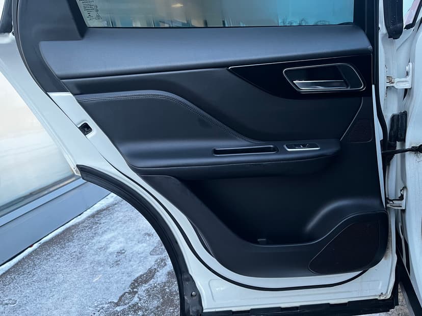 jaguar-f-pace-2016-31-23