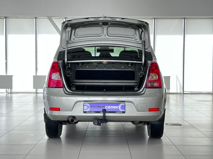 renault-logan-2012-270-25