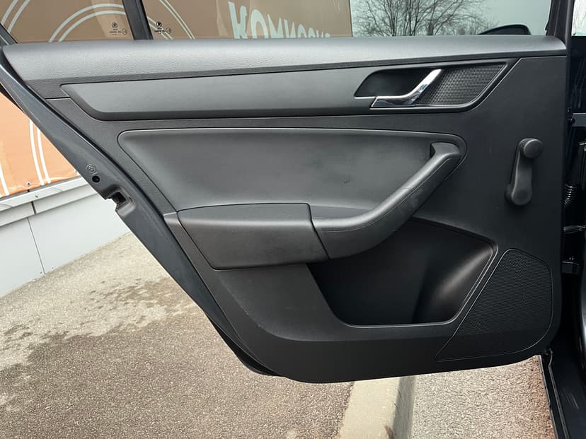 skoda-rapid-2016-725-16