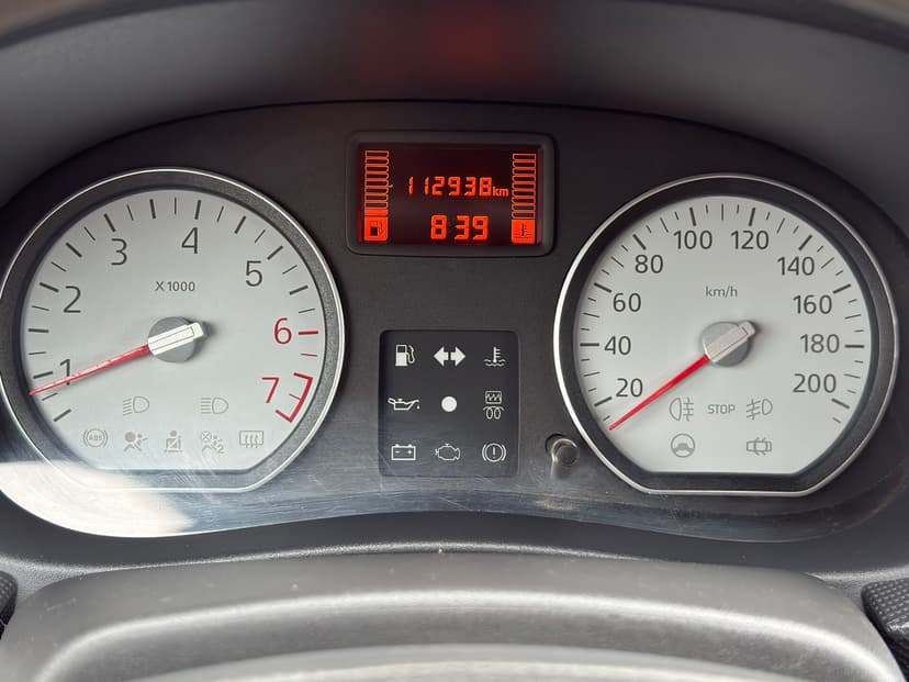 renault-logan-2011-576-12