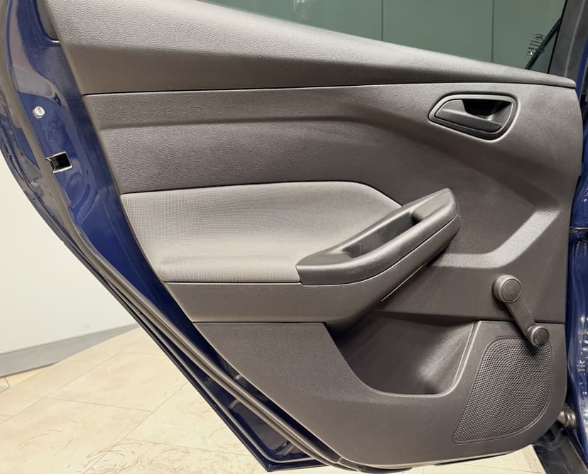 ford-focus-2012-1091-10