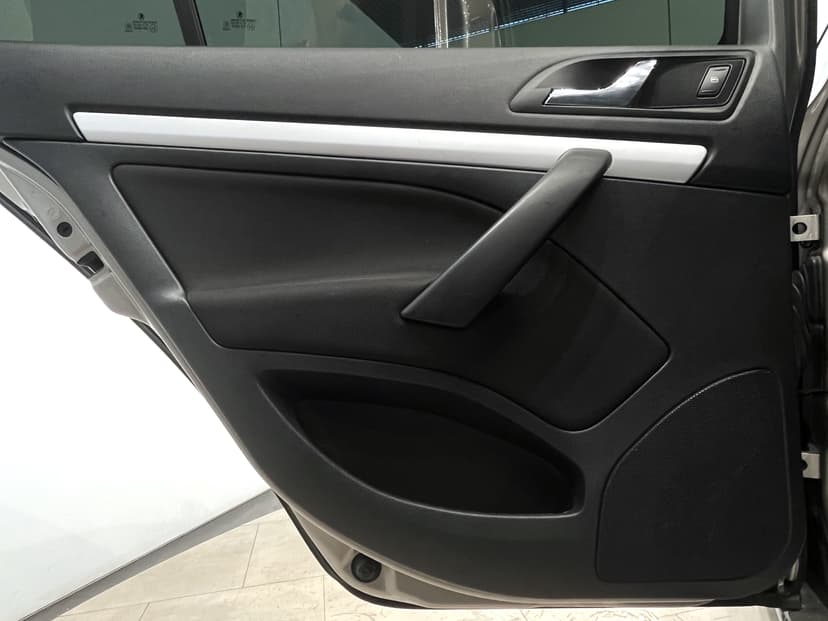 skoda-octavia-2011-1028-21