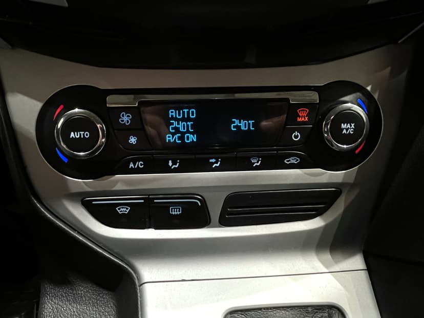 ford-focus-2012-1086-16