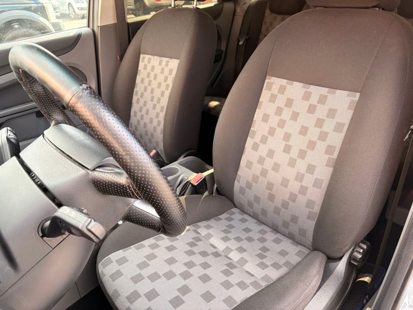 ford-focus-2008-323-19