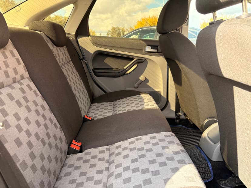 ford-focus-2008-323-25