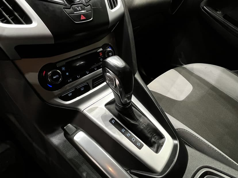 ford-focus-2012-1086-17