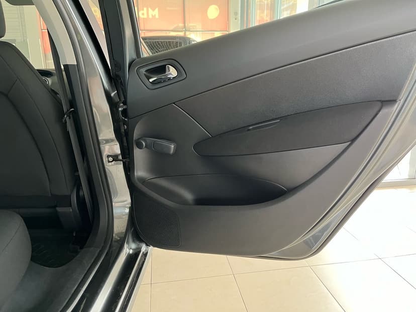 peugeot-308-2011-165-23
