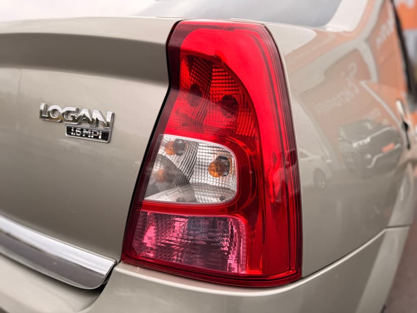 renault-logan-2011-576-9