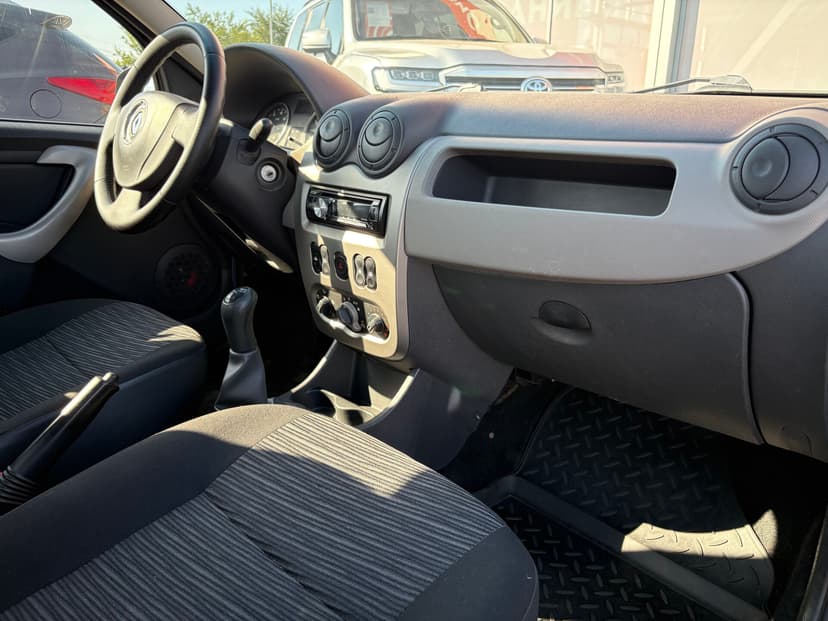 renault-logan-2011-173-18