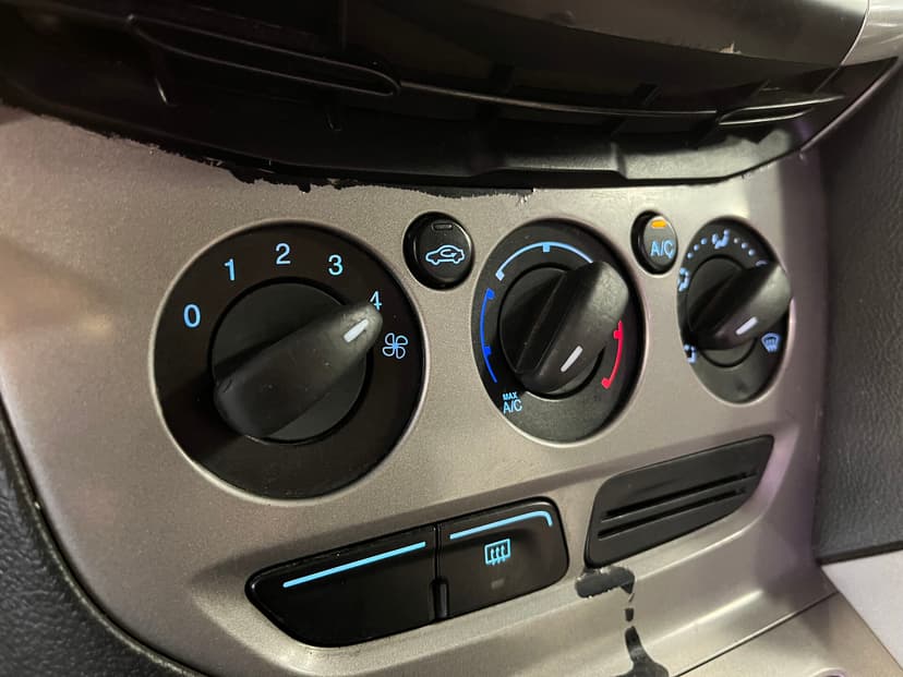 ford-focus-2012-25-16