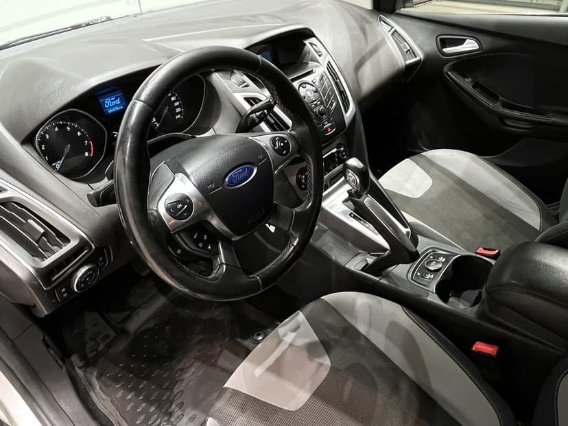 ford-focus-2012-1086-11