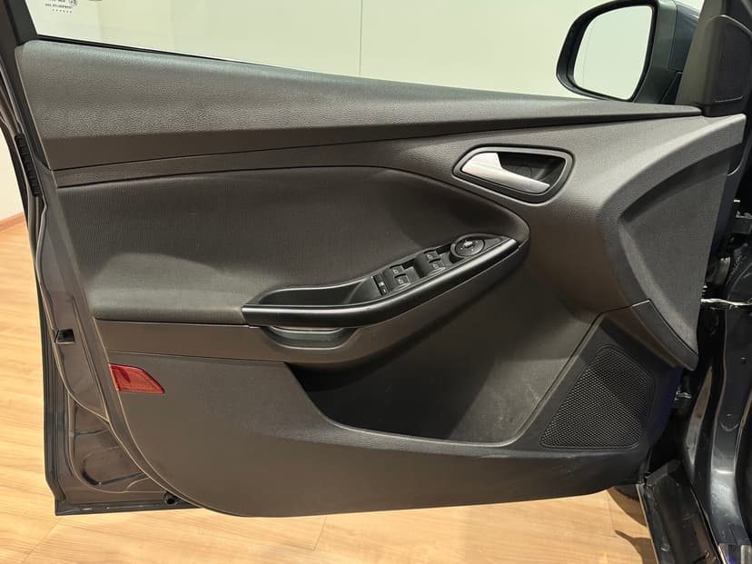 ford-focus-2011-966-26