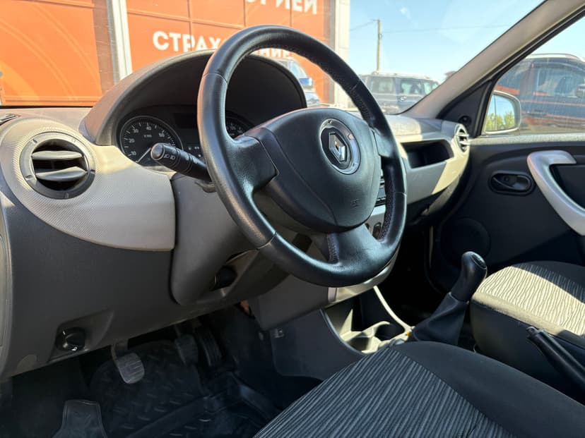 renault-logan-2010-238-16