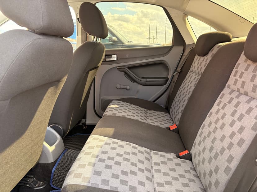 ford-focus-2008-323-24